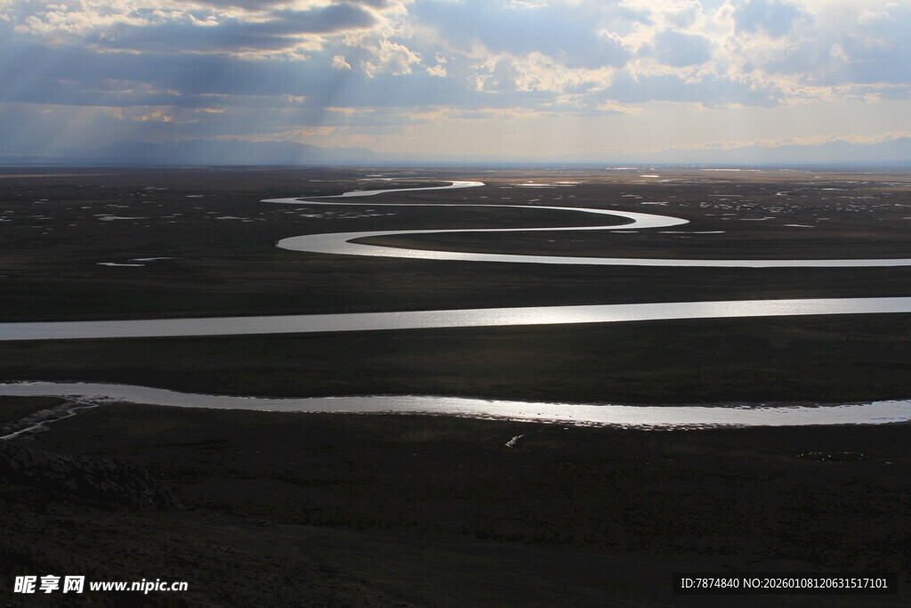 蜿蜒河流的壮丽空中景象