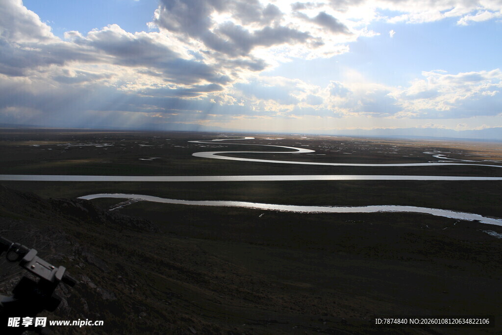 草原上蜿蜒的河流与天空