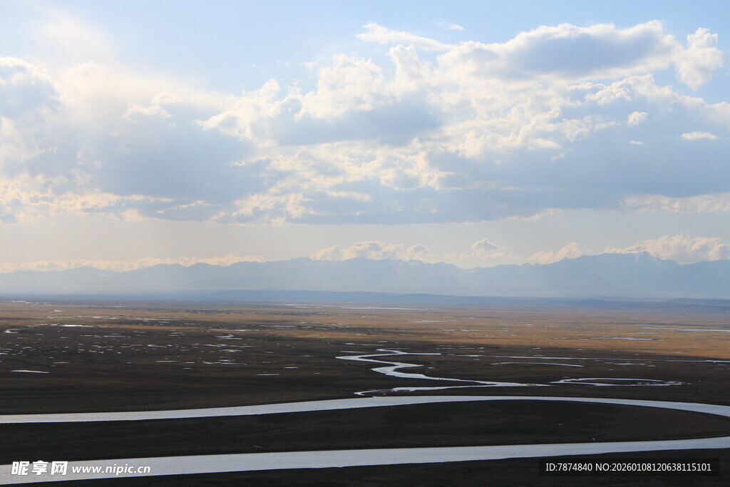 广袤草原上的河流与云景