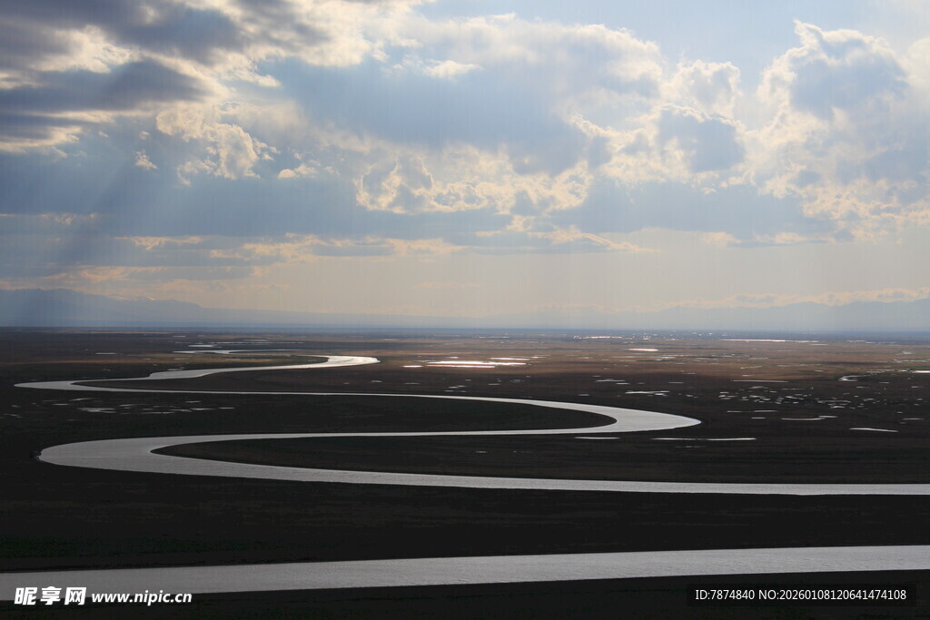 蜿蜒河流与天际云彩景观