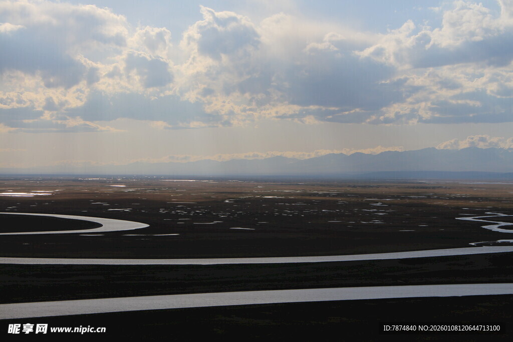 草原蜿蜒河流与壮美云层