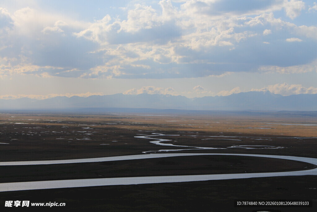 广袤原野上蜿蜒的河流