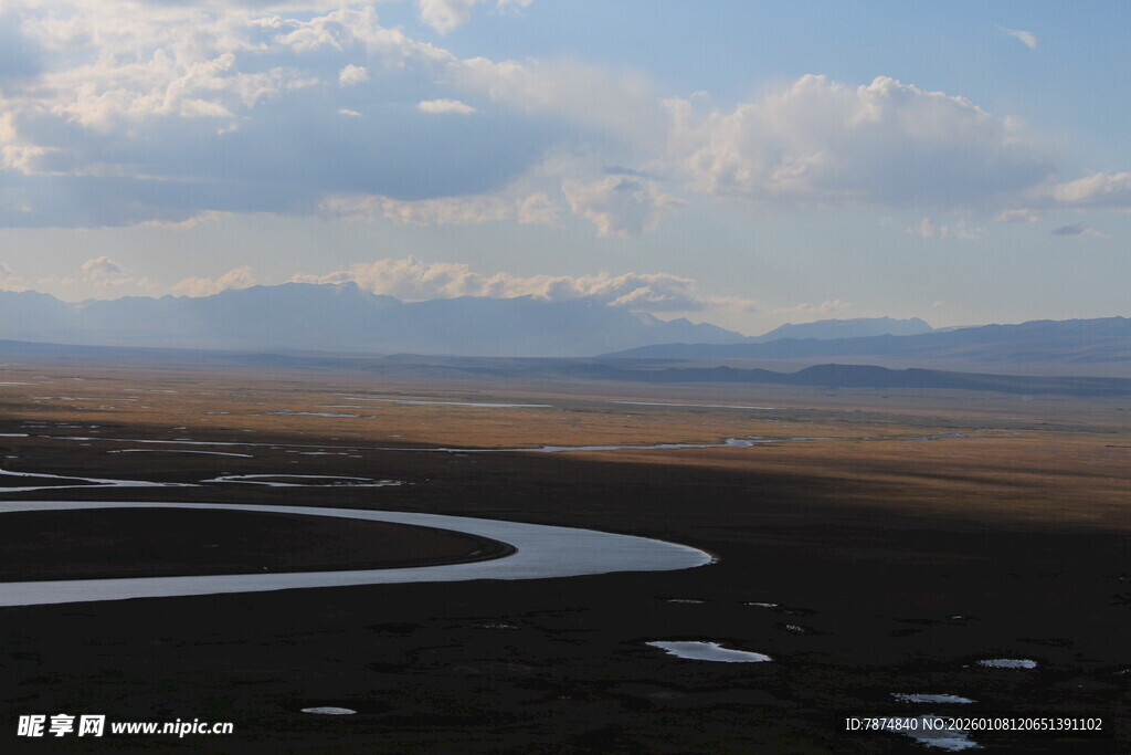 草原蜿蜒河流与远山风景