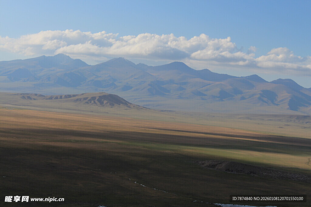 广袤草原与远处山峦风景