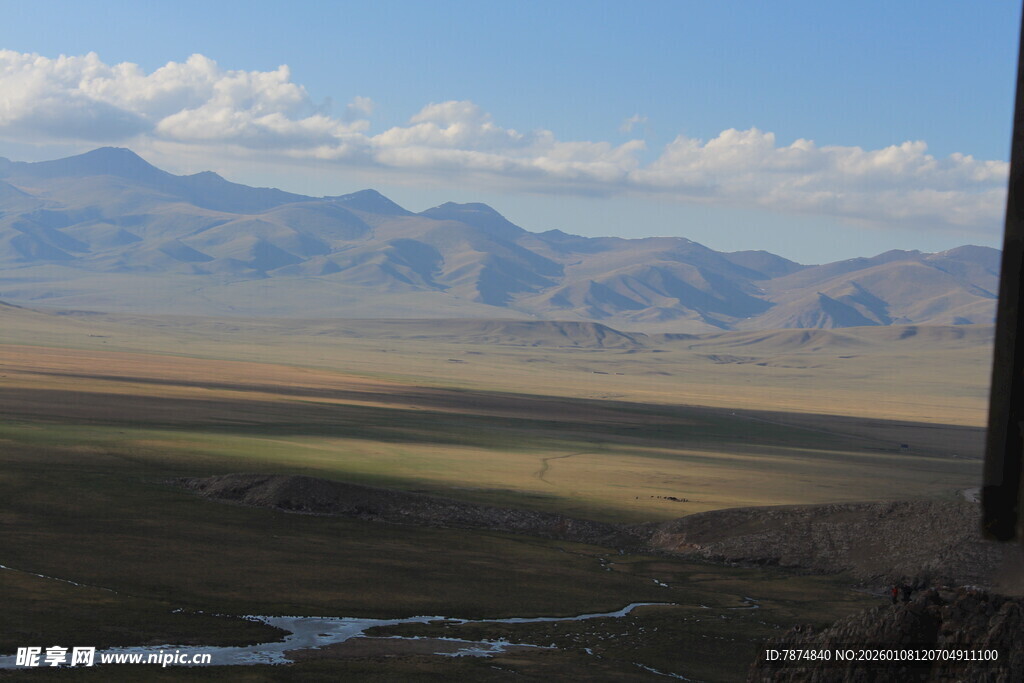 广袤旷野与远处山脉风景