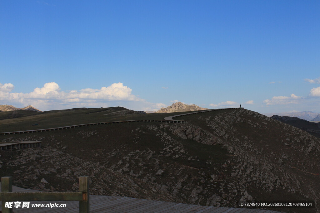 壮丽山景与蓝天