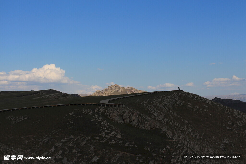 蓝天映衬下的起伏山峦