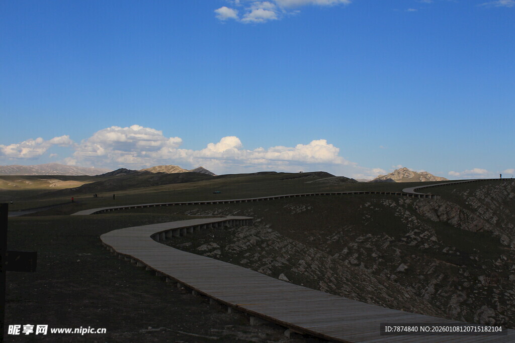 蜿蜒公路穿行于开阔天地间