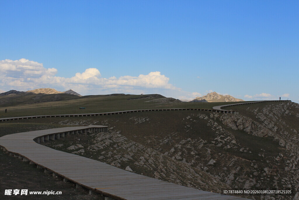 蜿蜒公路于开阔原野之上
