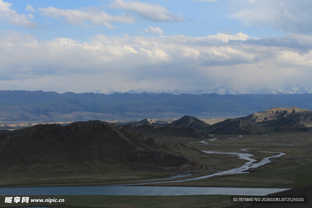 山间蜿蜒公路美景