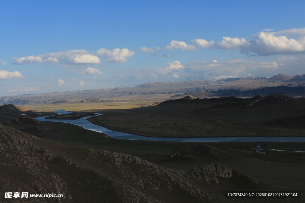 蜿蜒河流穿于山峦之间