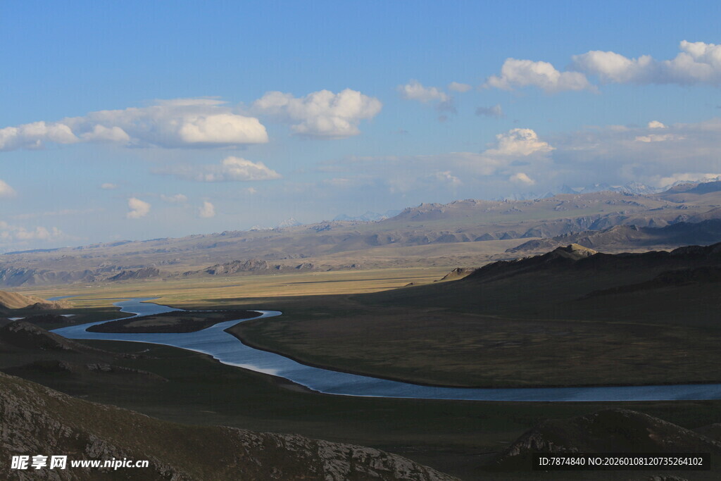 蜿蜒河流穿山谷美景