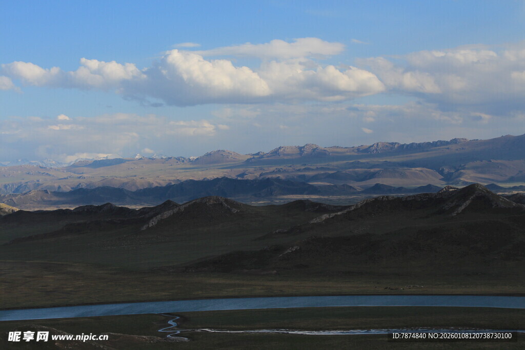 草原河畔的壮丽山景