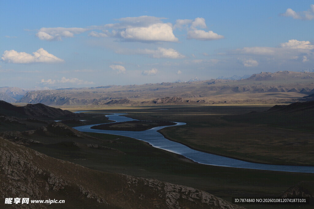 草原蜿蜒河流壮丽风光