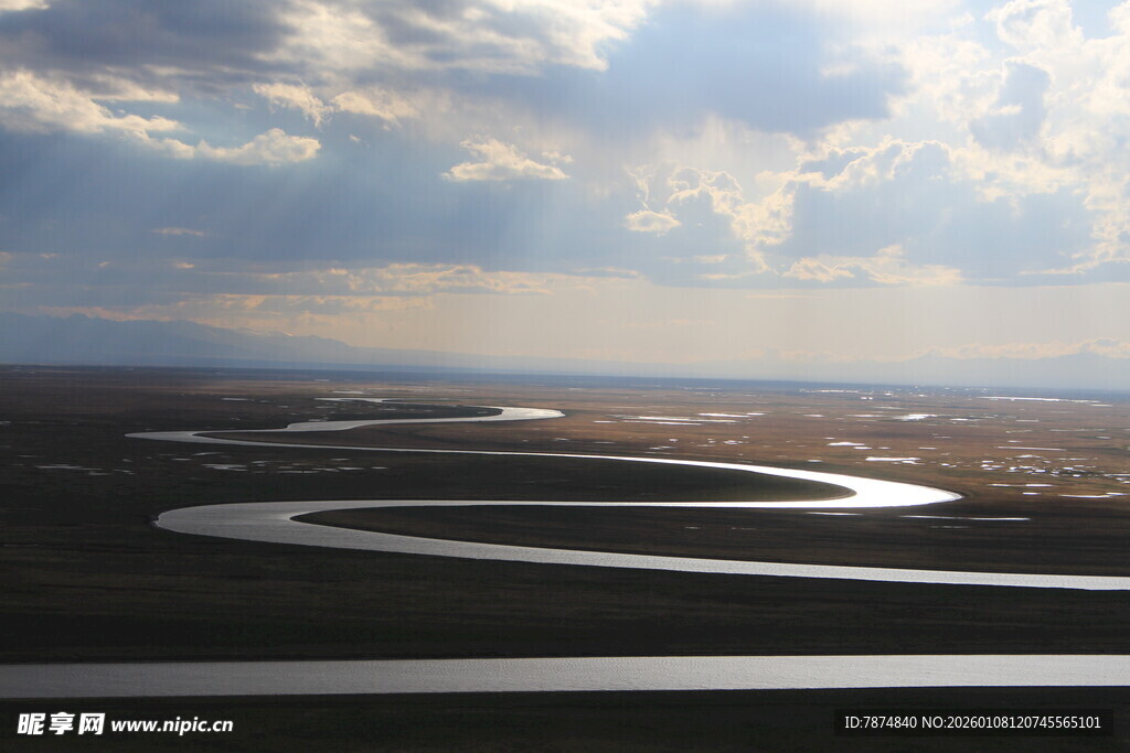 蜿蜒河流与天际美景