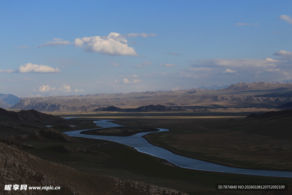 蜿蜒河流穿行于广袤天地间