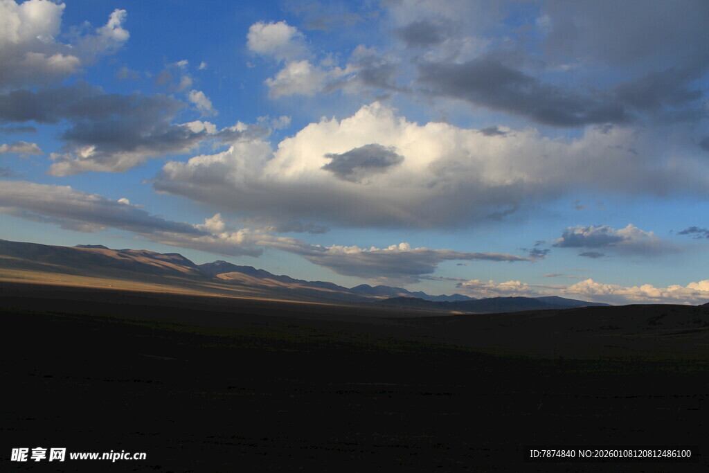 壮丽天空下的广袤原野