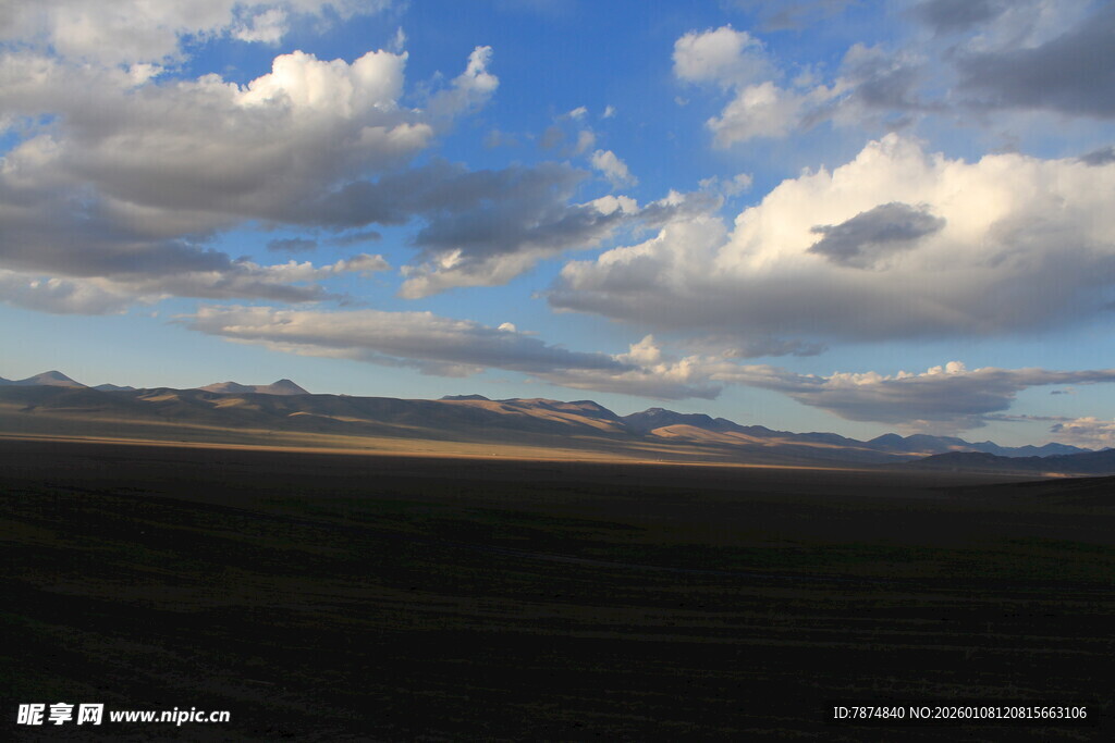 蓝天白云下的广袤原野