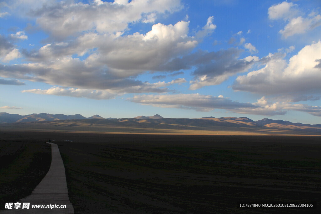 旷野中的蜿蜒小路与蓝天