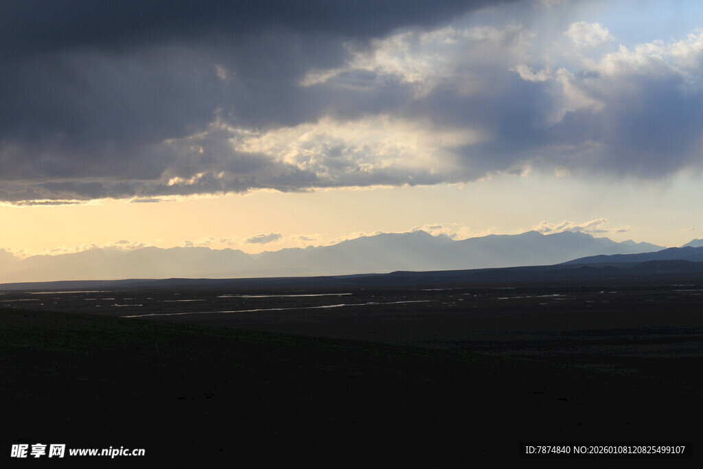 乌云下的壮丽地貌景观
