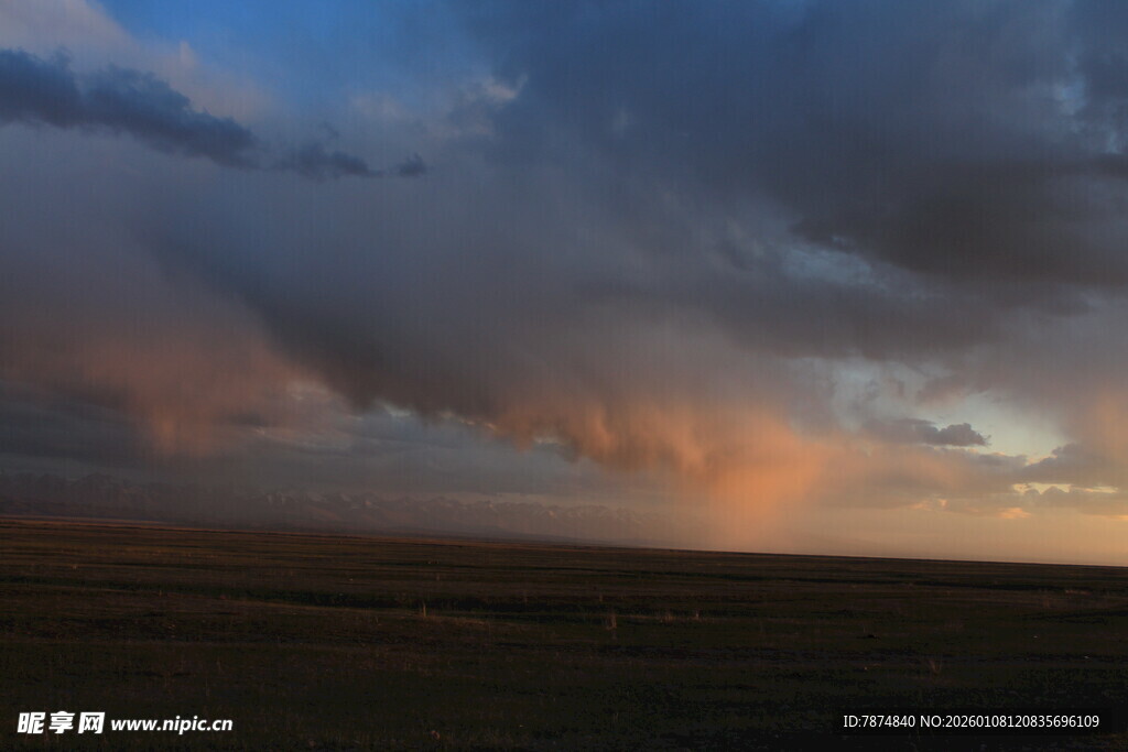 草原上的壮丽云霞