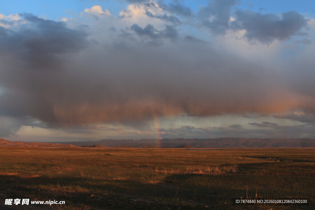草原上空壮丽云霞景观