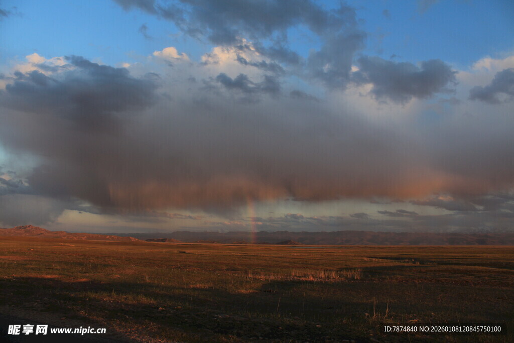 草原上空壮丽的云霞景观