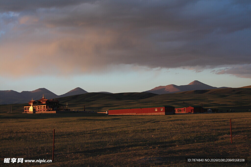 草原暮色中的屋舍与远山