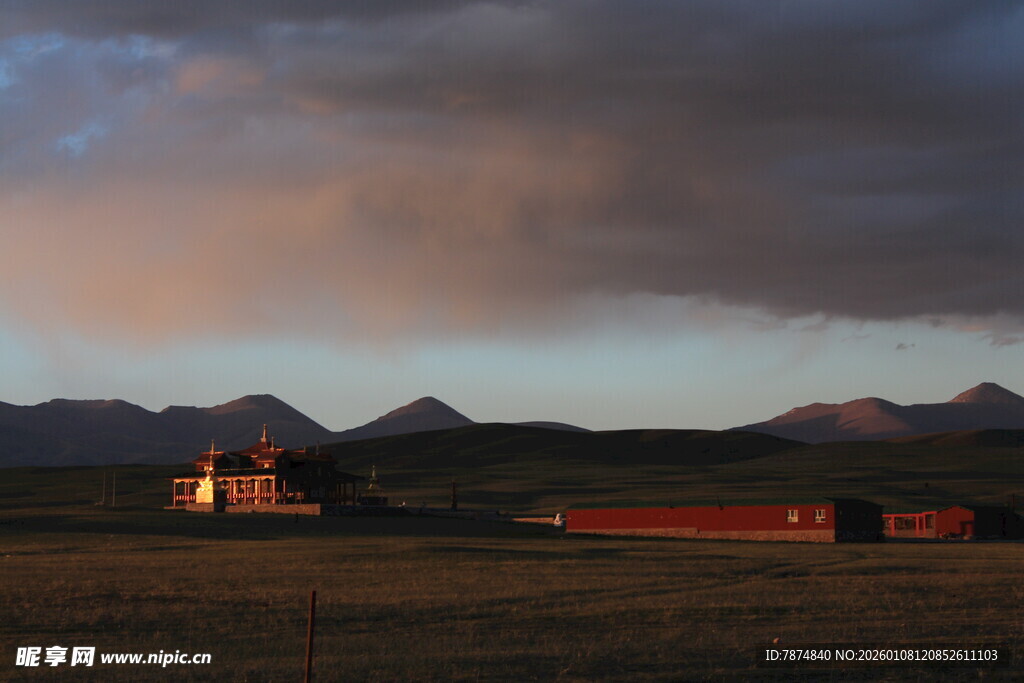 草原暮色中的屋舍与远山