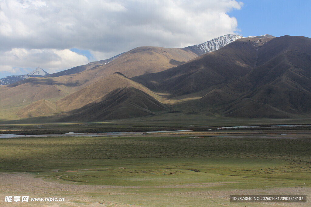 壮丽山景下的开阔草原