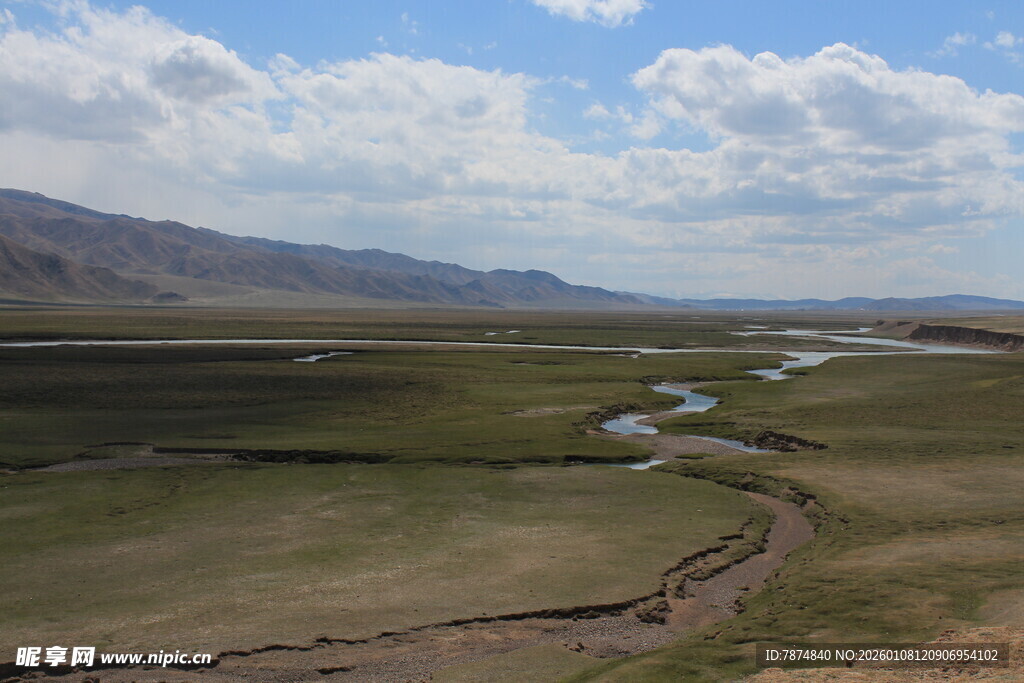 广袤草原上的蜿蜒河流