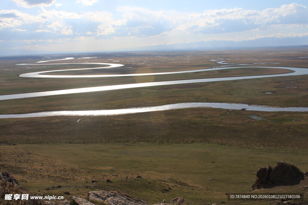 草原蜿蜒河流壮丽景观