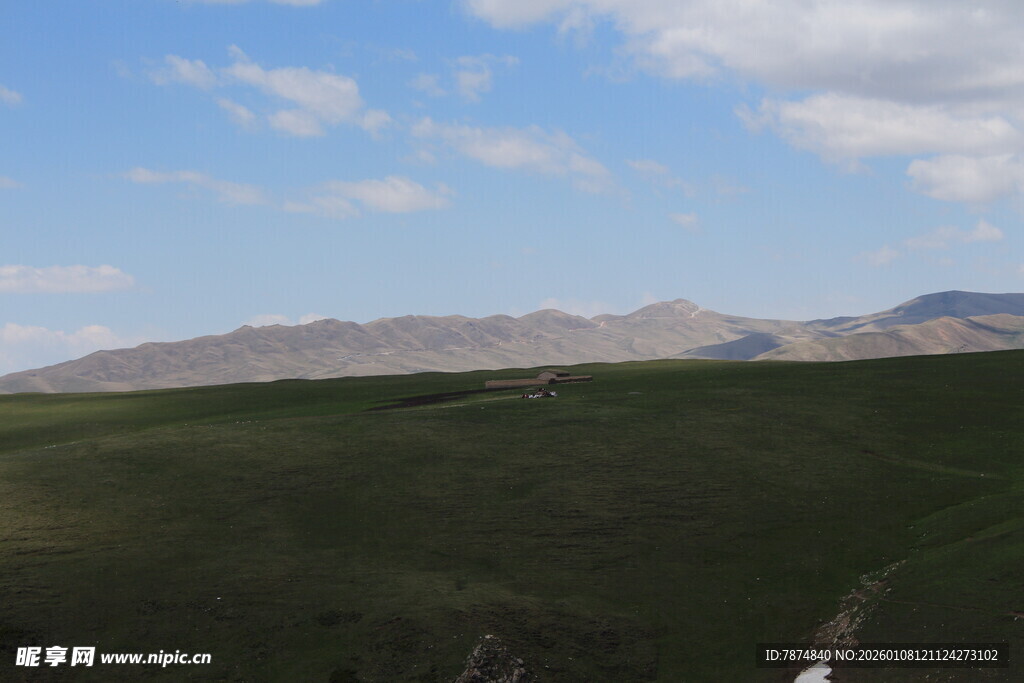 草原远山蓝天风景图