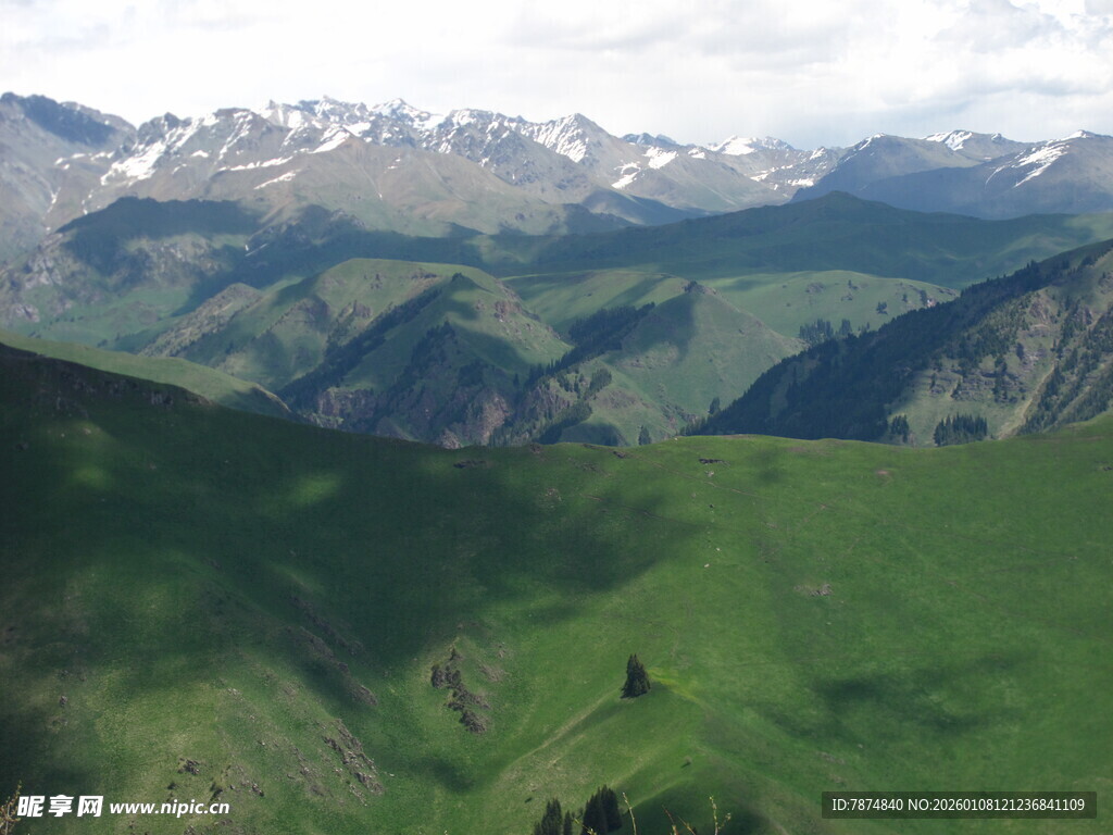 高山绿野间的壮丽景致