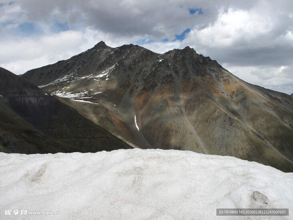 雪山之巅的壮丽山景