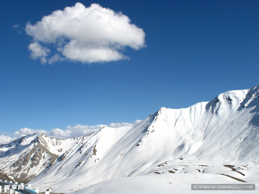 蓝天白雪下的壮丽山脉