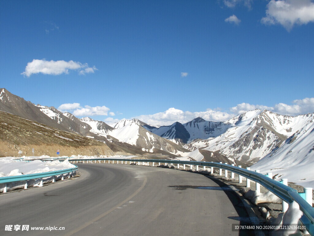 蜿蜒公路穿行雪山之间