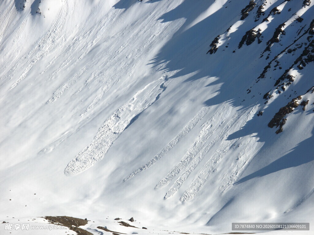 雪山陡坡壮丽雪景画面