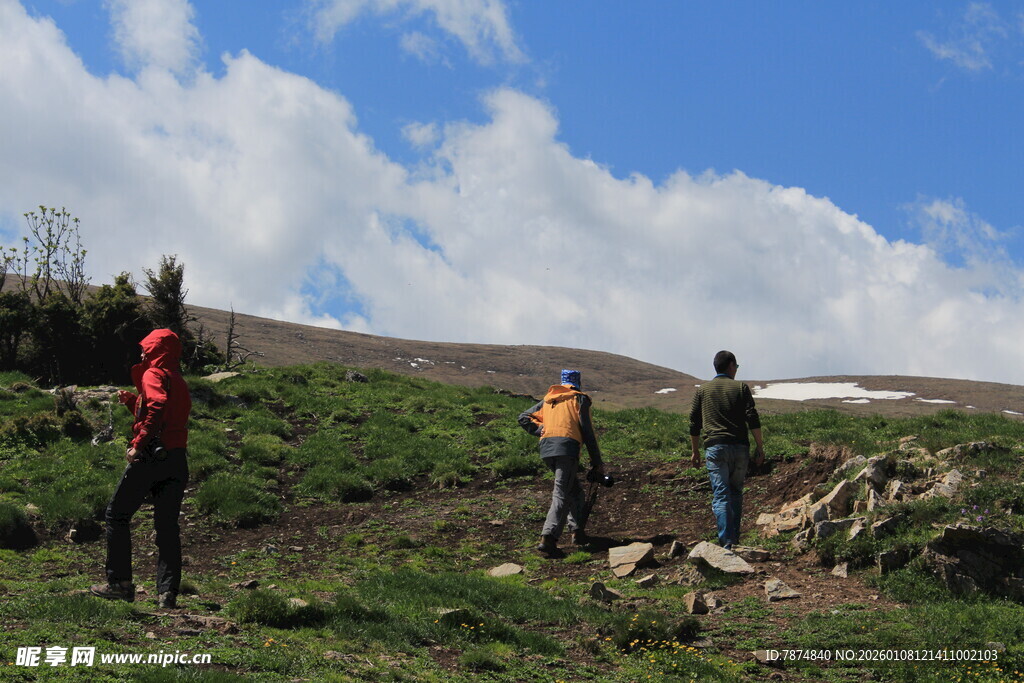 户外徒步者在山间行进