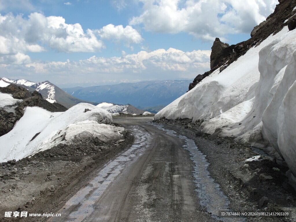 雪山间的泥泞崎岖山路