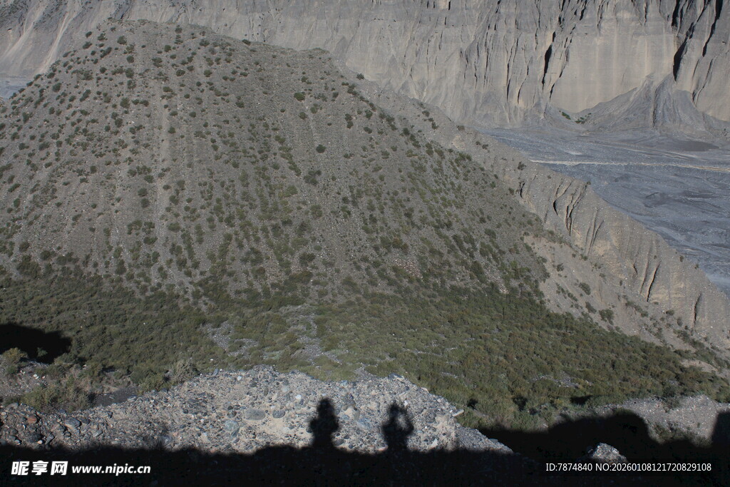 山景下的人影
