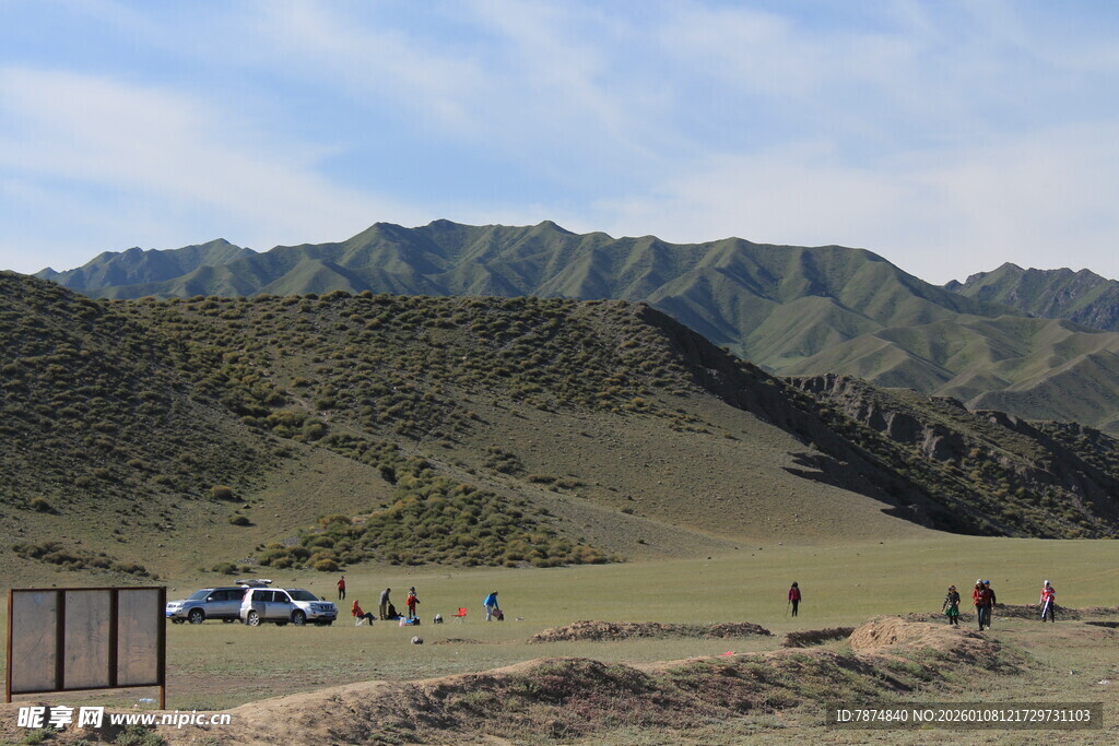 草原上的车辆与远山风景