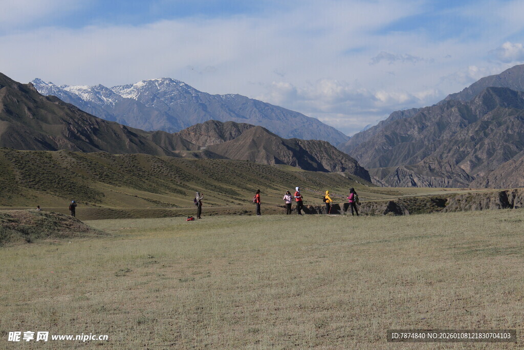 草原上的人群与壮丽山脉