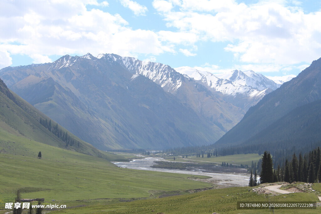 壮丽山谷雪山自然风光