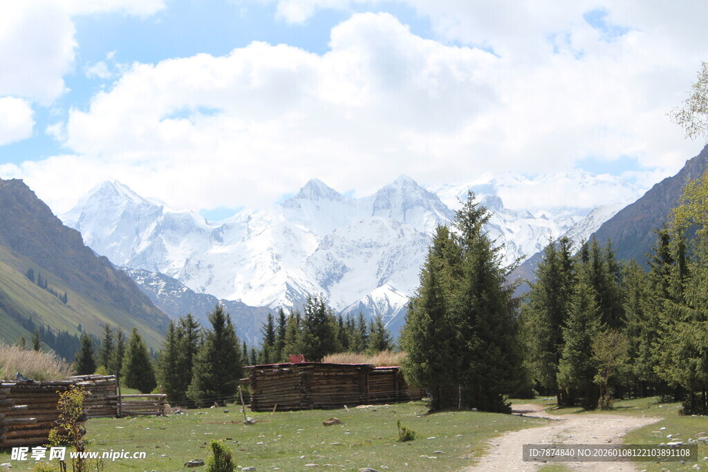 山间草原木屋与巍峨雪山