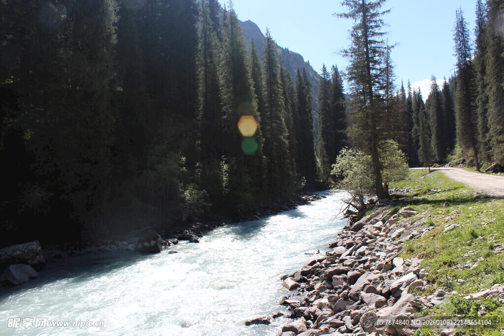 山间湍急溪流风景