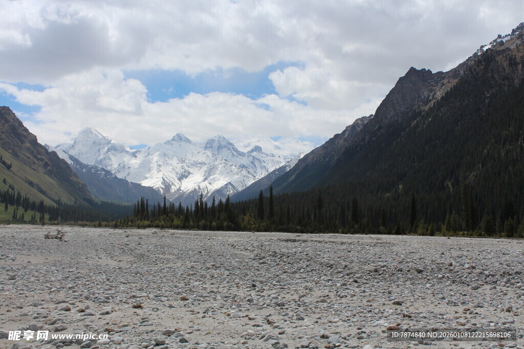 雪山下的开阔山地景观