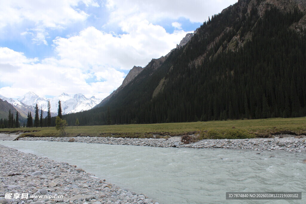 山间清澈河流风景