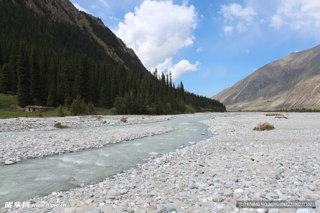 山间清澈溪流与碎石景观
