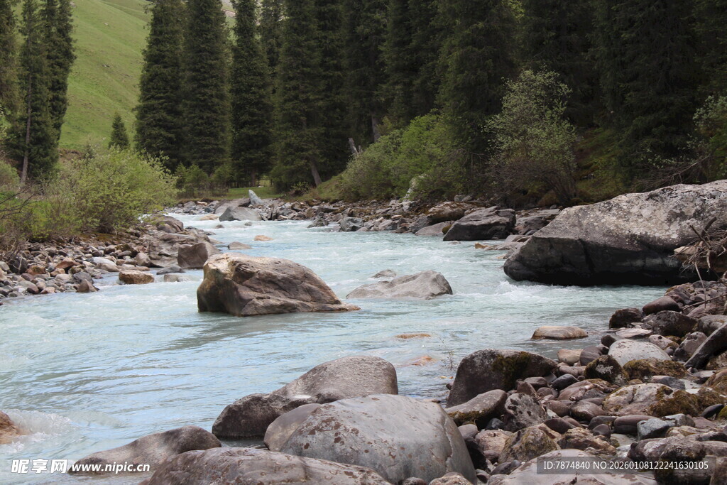 山间溪流与嶙峋怪石